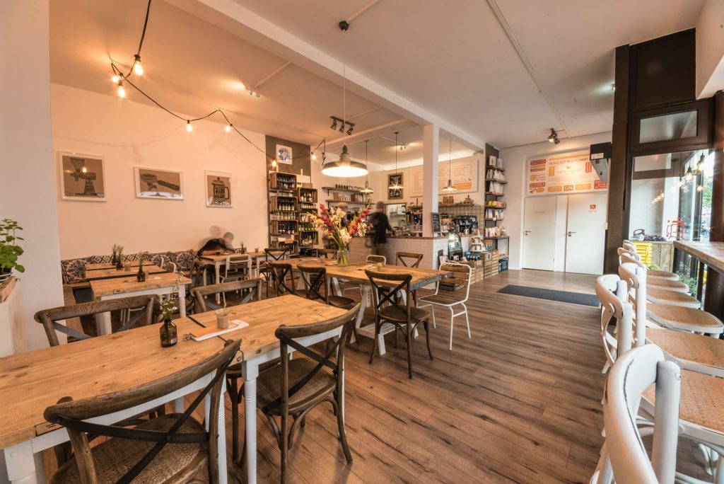 Tables et chaises en bois dans une pièce blanche