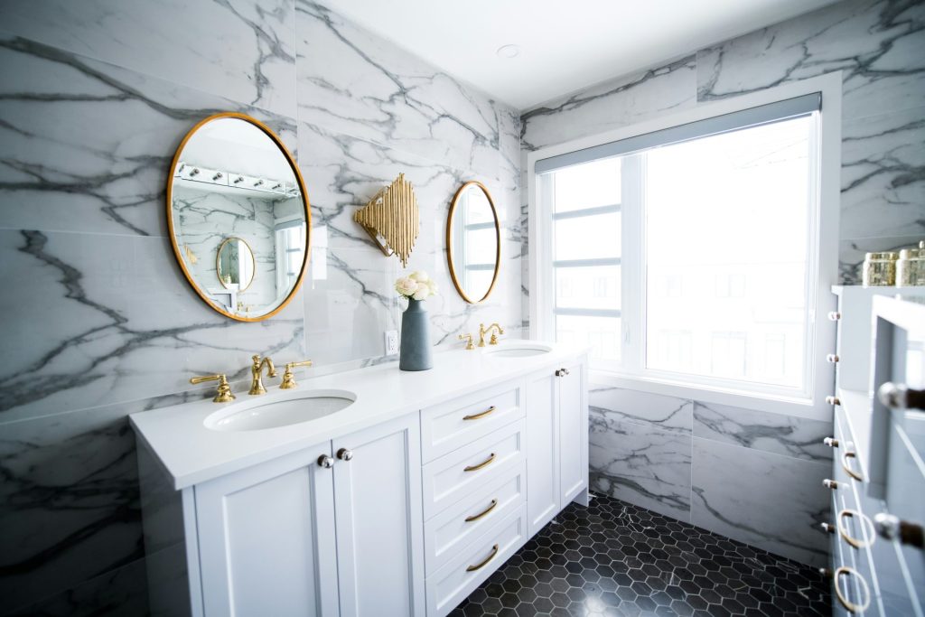 Une salle de bains avec deux lavabos et un grand miroir